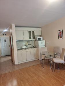 uma cozinha e sala de jantar com mesa e cadeiras em Apartment Prestige Fort Beach, Studio em Sveti Vlas