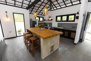 eine Küche mit einer großen Holzinsel in einem Zimmer in der Unterkunft Beautiful Beachfront Villa - Lumi Villa in Tangalle