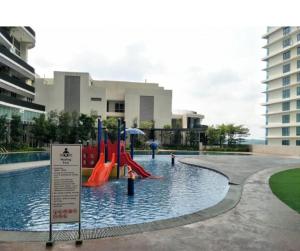 Bazén v ubytování Encorp Marina 2 Guests High Floor Nflix Disney Movie at Puteri Harbour L22 nebo v jeho okolí