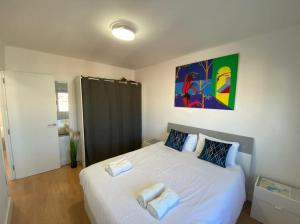 a bedroom with a white bed with two towels on it at Apartamento Céntrico-parking opcional-Wifi in Santander