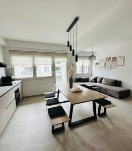 una sala de estar con una mesa y un sofá en Clouds Apartments Čiovo - 20 meters from Copacabana beach, en Trogir