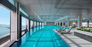 une piscine dans un bâtiment dans l'établissement JW Marriott Hotel Shenzhen Bao'an International Airport, à Bao'an