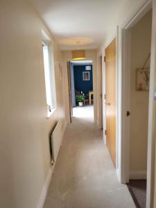 un couloir vide menant à une chambre dans l'établissement Ross Mill, à Belfast