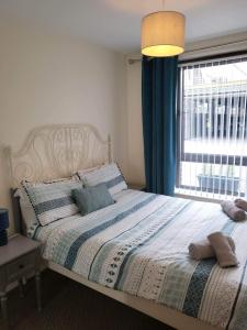um quarto com uma cama grande e uma janela em Ross Mill em Belfast