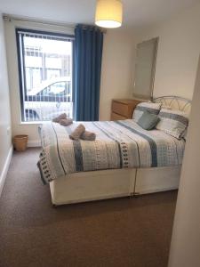 een slaapkamer met een bed en een raam bij Ross Mill in Belfast