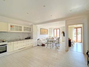 een keuken en een woonkamer met een tafel. bij Apartment beach acces Theoule sur mer in Théoule-sur-Mer