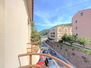 een balkon met uitzicht op een stadsstraat bij Apartment beach acces Theoule sur mer in Théoule-sur-Mer
