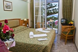 Un pat sau paturi într-o cameră la Tolon Holidays Hotel
