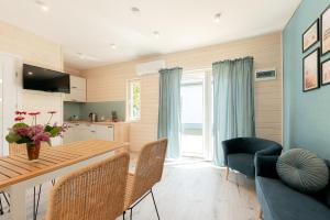 uma cozinha e sala de estar com mesa e cadeiras em MIELENKO BEACH em Mielenko