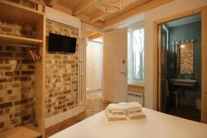TV a/nebo společenská místnost v ubytování B&B Sant Pol - Adults Only + 37 fotografií