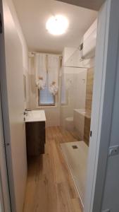ビビオーネにあるVaniaのバスルーム(シャワー、シンク、バスタブ付)