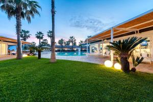 Bazén v ubytování Paestum Inn Beach Resort nebo v jeho okolí
