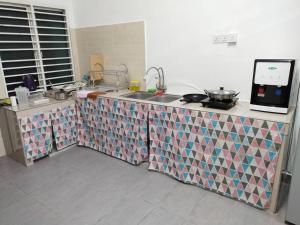 een keuken met een spoelbak en een aanrechtblad bij 77 Mantin # U Homestay - 4Bed & 4Bath in Mantin +11 foto's