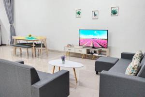 een woonkamer met een bank en een tv bij 77 Mantin # U Homestay - 4Bed & 4Bath in Mantin