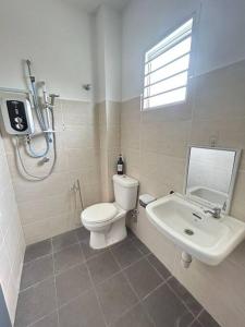 77 Mantin # U Homestay - 4Bed & 4Bath في Mantin: حمام مع مرحاض ومغسلة