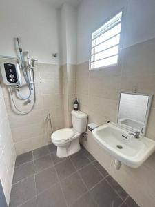 een badkamer met toilet en wastafel bij 77 Mantin # U Homestay - 4Bed & 4Bath in Mantin