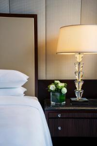 1 dormitorio con 1 cama y 1 lámpara en una mesa en JW Marriott Hotel Chongqing en Chongqing