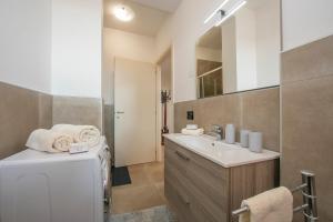 A bathroom at Villa Teresa Apt Lake Garda View - Happy Rentals Még 21 kép