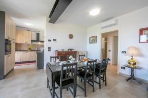 cocina y comedor con mesa y sillas en Villa Teresa Apt Lake Garda View - Happy Rentals, en Soiano del Lago