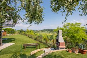 A garden outside Villa Teresa Apt Lake Garda View - Happy Rentals