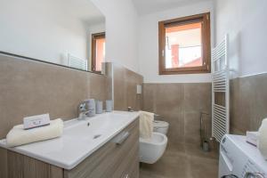 A bathroom at Villa Teresa Apt Lake Garda View - Happy Rentals