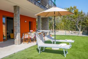 A garden outside Villa Teresa Apt Lake Garda View - Happy Rentals