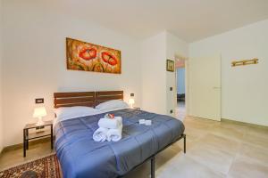 A bed or beds in a room at Villa Teresa Apt Lake Garda View - Happy Rentals
