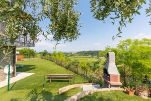 A garden outside Villa Teresa Apt Lake Garda View - Happy Rentals