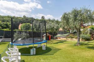 plac zabaw z trampoliną w ogrodzie w obiekcie Villa Teresa Apt Lake Garda View - Happy Rentals w mieście Soiano del Lago