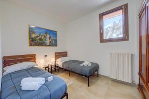 A bed or beds in a room at Villa Teresa Apt Lake Garda View - Happy Rentals