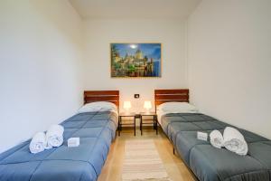 A bed or beds in a room at Villa Teresa Apt Lake Garda View - Happy Rentals