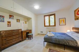 A bed or beds in a room at Villa Teresa Apt Lake Garda View - Happy Rentals