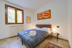 A bed or beds in a room at Villa Teresa Apt Lake Garda View - Happy Rentals