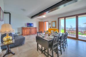 - un salon avec une table à manger et des chaises dans l'établissement Villa Teresa Apt Lake Garda View - Happy Rentals, à Soiano del Lago