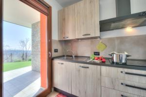 A kitchen or kitchenette at Villa Teresa Apt Lake Garda View - Happy Rentals