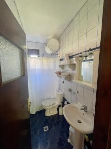 uma casa de banho com um WC e um lavatório em Miro & Lana vacation home em Kinira