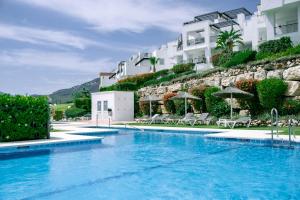 Bazén v ubytování Tropical Apartment in Los Arqueros with Mountain Views and Private Garden nebo v jeho okolí