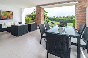 Posezení v ubytování Tropical Apartment in Los Arqueros with Mountain Views and Private Garden