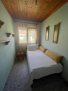 um quarto com uma cama grande e um tecto em madeira em Miro & Lana vacation home em Kinira