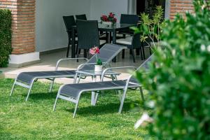 Zahrada ubytování Tropical Apartment in Los Arqueros with Mountain Views and Private Garden
