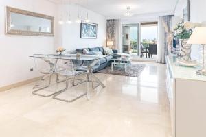 Posezení v ubytování Tropical Apartment in Los Arqueros with Mountain Views and Private Garden