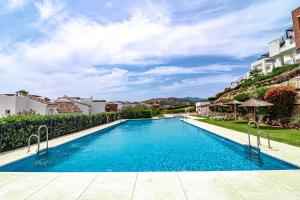 Bazén v ubytování Tropical Apartment in Los Arqueros with Mountain Views and Private Garden nebo v jeho okolí