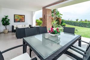 Zahrada ubytování Tropical Apartment in Los Arqueros with Mountain Views and Private Garden