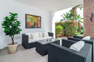 Posezení v ubytování Tropical Apartment in Los Arqueros with Mountain Views and Private Garden