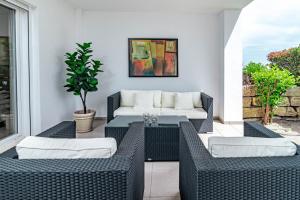 Posezení v ubytování Tropical Apartment in Los Arqueros with Mountain Views and Private Garden