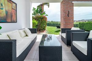 Posezení v ubytování Tropical Apartment in Los Arqueros with Mountain Views and Private Garden