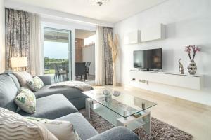 TV a/nebo společenská místnost v ubytování Tropical Apartment in Los Arqueros with Mountain Views and Private Garden