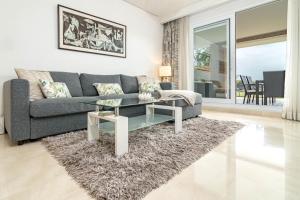 Posezení v ubytování Tropical Apartment in Los Arqueros with Mountain Views and Private Garden