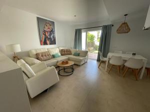 sala de estar con sofá y mesa en Casa Playa La Fontanilla SOTOLODGE, en Conil de la Frontera