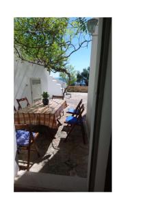 Viadellavela في مارينا بورتو: اطلالة على طاولة وكراسي من النافذة